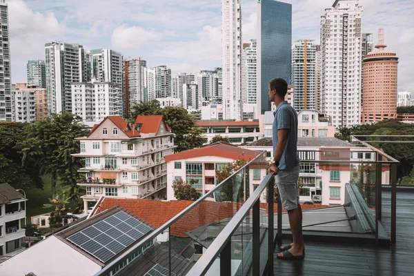 Joven Parado Balcón Del Hotel Wangz Singapur Mirando Por Paisaje —  Fotos de Stock