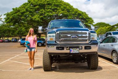 Büyük Ford büyük kamyon ile karşılaştırıldığında Island Hawaii Adaları, Kauai genç bir bayan. 30 Nisan 2017.