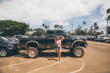 Büyük Ford büyük kamyon ile karşılaştırıldığında Island Hawaii Adaları, Kauai genç bir bayan. 30 Nisan 2017.