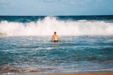 Büyük dalgalar Kauai, Hawaii Adası Yüzme genç adam