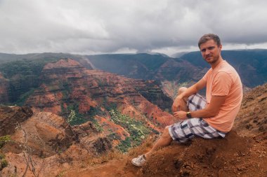 Kauai Adası Hawaii büyük Kanyon kenarında genç adam