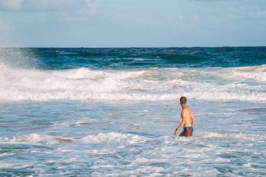 Büyük dalgalar Kauai, Hawaii Adası Yüzme genç adam