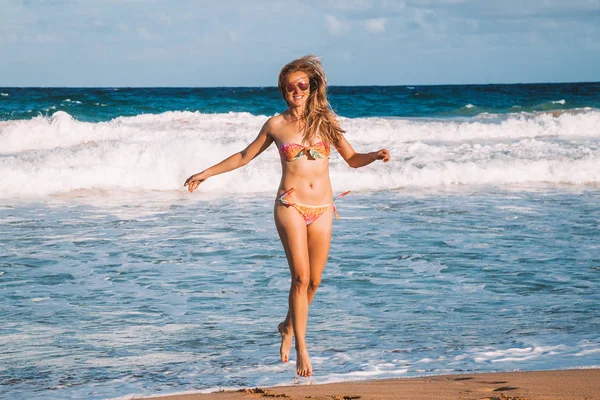Junges Mädchen Läuft Badeanzug Den Strand Hinunter Auf Der Insel — Stockfoto