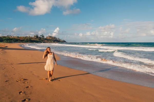 Молодая Девушка Бежит Пляжу Плавательном Номере Острове Кауаи — стоковое фото