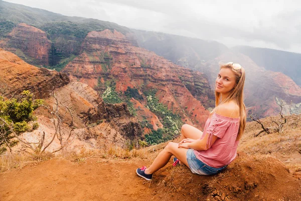 Молода Дівчина Походи Вивчення Гранд Каньйон Острові Кауаї Гаваї — стокове фото