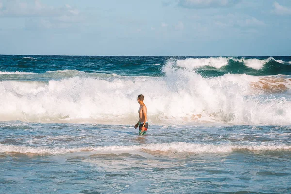Giovane Uomo Che Nuota Onde Enormi Sull Isola Kauai Hawaii — Foto Stock