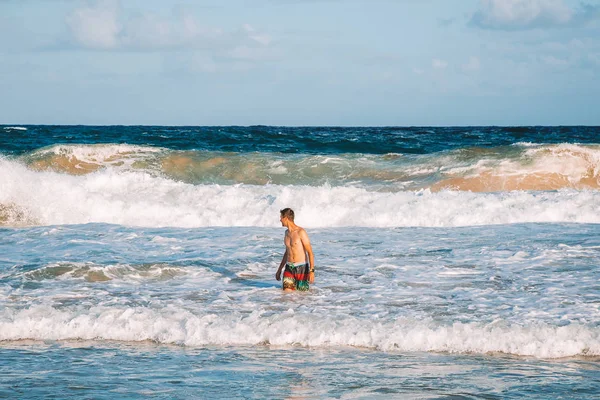 Büyük dalgalar Kauai, Hawaii Adası Yüzme genç adam