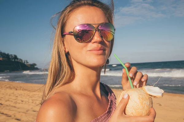 Junges Mädchen Mit Sonnenbrille Läuft Den Strand Entlang Und Trinkt — Stockfoto