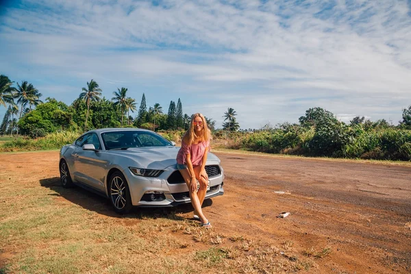 Kauai Hawaii Usa August 2017 Junge Schöne Dame Silbernen Ford — Stockfoto
