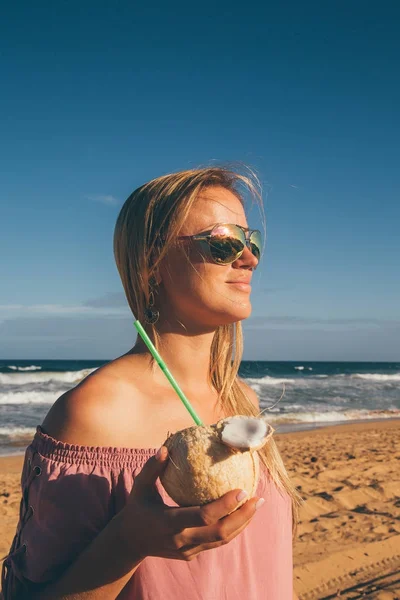 Chica Joven Con Gafas Sol Caminando Por Playa Bebiendo Jugo — Foto de Stock