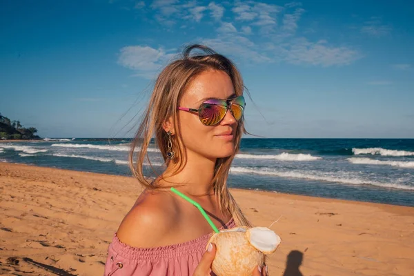 Junges Mädchen Mit Sonnenbrille Läuft Den Strand Entlang Und Trinkt — Stockfoto