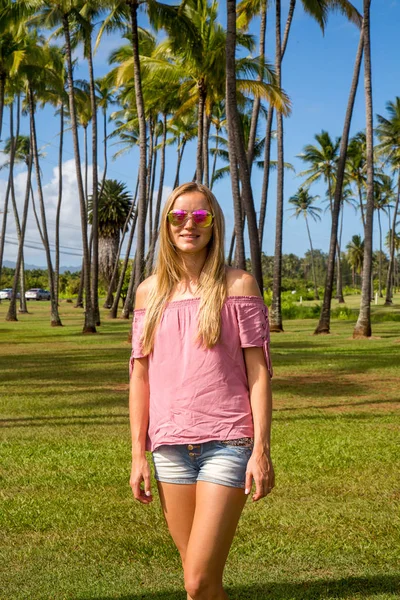 Сексуальна Панночка Стоячи Долоні Райському Острові Оаху Гаваї — стокове фото
