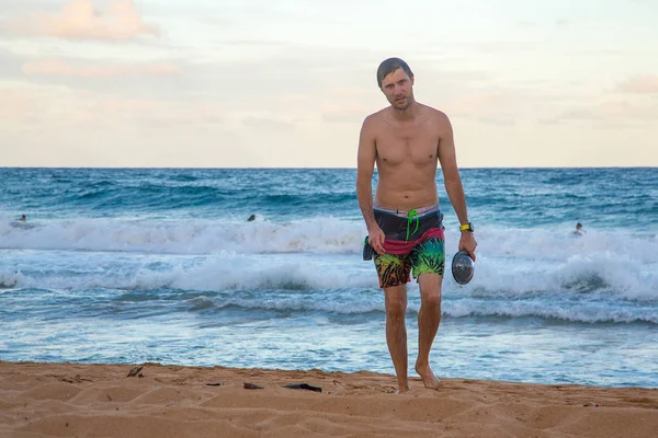 Jeune Homme Marchant Hors Eau Sur Plage Sur Île Kauai — Photo