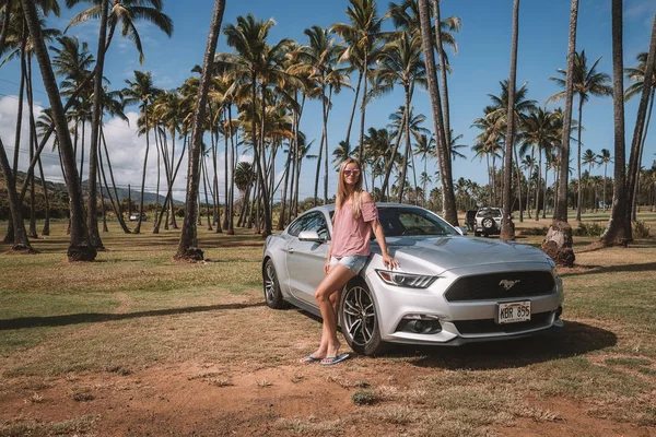 Kauai Hawaï Usa Augustus 2017 Mooie Jongedame Permanent Door Zilveren — Stockfoto