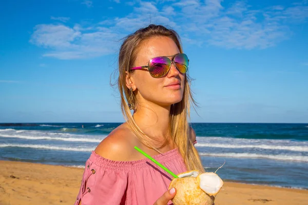 Junges Mädchen Mit Sonnenbrille Läuft Den Strand Entlang Und Trinkt — Stockfoto