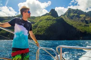 Genç adam tarafından Kauai Adası Hawaii'Na Pali kayalıklardan aşağı yelken
