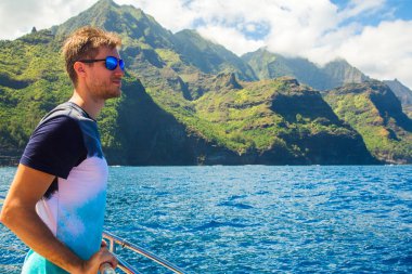 Genç adam tarafından Kauai Adası Hawaii'Na Pali kayalıklardan aşağı yelken