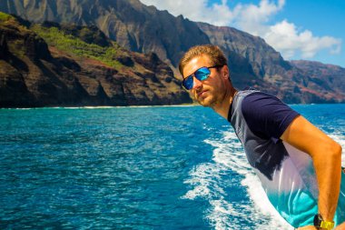 Genç adam tarafından Kauai Adası Hawaii'Na Pali kayalıklardan aşağı yelken