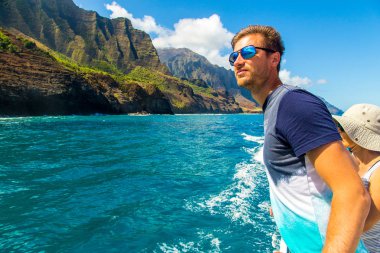 Genç adam tarafından Kauai Adası Hawaii'Na Pali kayalıklardan aşağı yelken