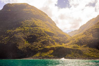 Muhteşem Na Pali sahil kayalıklarla Kauai Adası, Hawaii güzel manzara