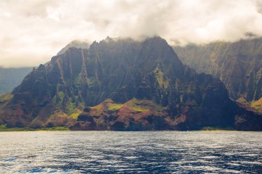 Muhteşem Na Pali sahil kayalıklarla Kauai Adası, Hawaii güzel manzara