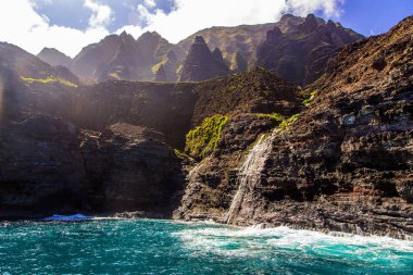 Muhteşem Na Pali sahil kayalıklarla Kauai Adası, Hawaii güzel manzara