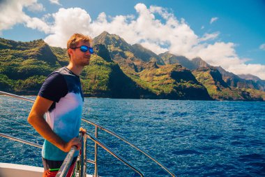 Genç adam tarafından Kauai Adası Hawaii'Na Pali kayalıklardan aşağı yelken 