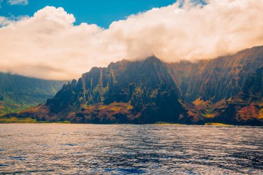Muhteşem Na Pali sahil kayalıklarla Kauai Adası, Hawaii güzel manzara