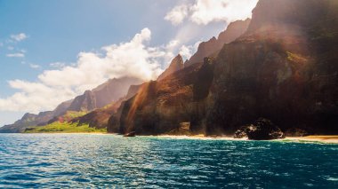 Muhteşem Na Pali sahil kayalıklarla Kauai Adası, Hawaii güzel manzara