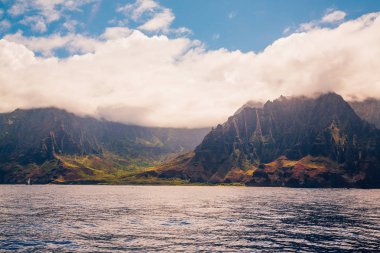 Muhteşem Na Pali sahil kayalıklarla Kauai Adası, Hawaii güzel manzara