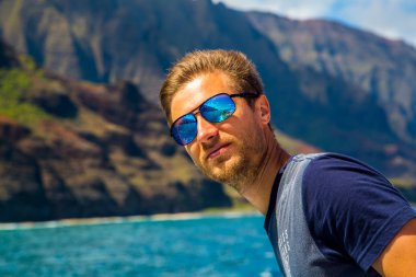 Genç adam tarafından Kauai Adası Hawaii'Na Pali kayalıklardan aşağı yelken