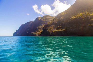 Muhteşem Na Pali sahil kayalıklarla Kauai Adası, Hawaii güzel manzara