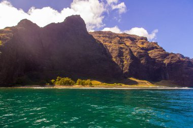 Muhteşem Na Pali sahil kayalıklarla Kauai Adası, Hawaii güzel manzara
