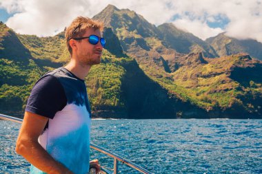 Genç adam tarafından Kauai Adası Hawaii'Na Pali kayalıklardan aşağı yelken