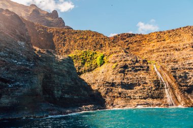 Muhteşem Na Pali sahil kayalıklarla Kauai Adası, Hawaii güzel manzara