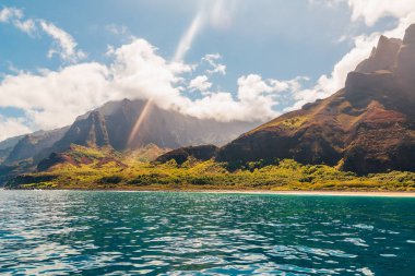 Muhteşem Na Pali sahil kayalıklarla Kauai Adası, Hawaii güzel manzara