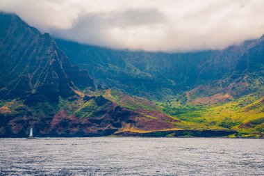 Muhteşem Na Pali sahil kayalıklarla Kauai Adası, Hawaii güzel manzara