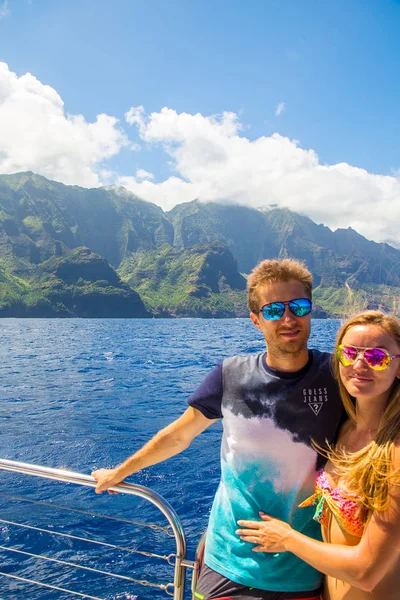 Hermosa Pareja Navegando Yate Por Los Acantilados Pali Cerca Isla — Foto de Stock