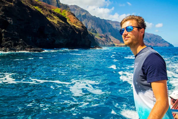 Genç adam tarafından Kauai Adası Hawaii'Na Pali kayalıklardan aşağı yelken