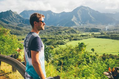 Kauai Adası, Hawaii, ABD tarihinde bir şaşırtıcı doğa izlerken yol kenarında duran genç adam. 30 Ağustos 2017.