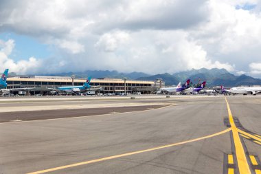 Honolulu uluslararası havaalanında büyük uçak pist. Hawaii, ABD. 30 Ağustos 2017.