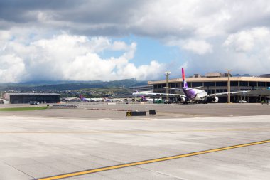 Honolulu uluslararası havaalanında büyük uçak pist. Hawaii, ABD. 30 Ağustos 2017.