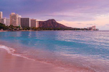 Güzel Waikiki beach mor günbatımı. Kesinlikle inanılmaz bir Diamond head krater ile Hawaii adasında havadan görünümü ve Honolulu şehir manzarası görünümü.