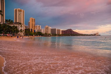 Güzel Waikiki beach mor günbatımı. Kesinlikle inanılmaz bir Diamond head krater ile Hawaii adasında havadan görünümü ve Honolulu şehir manzarası görünümü.