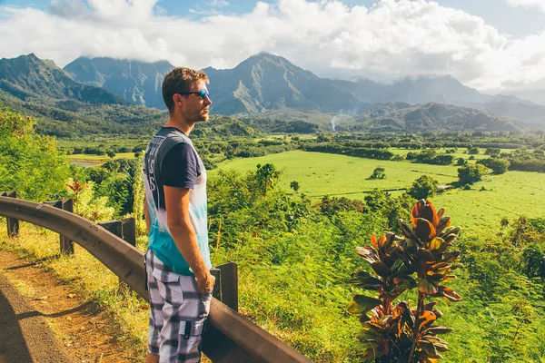 Kauai Adası, Hawaii, ABD tarihinde bir şaşırtıcı doğa izlerken yol kenarında duran genç adam. 30 Ağustos 2017.