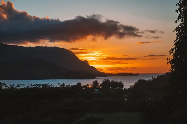 在夏威夷考艾岛的太平洋上 有云和山脉的惊险日落景色 复古风格 — 图库照片