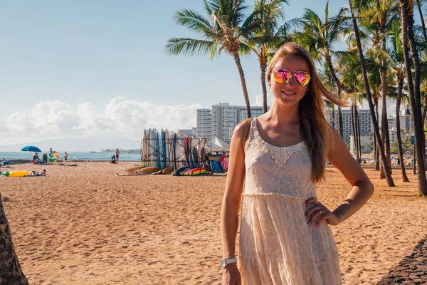 Chica Joven Vestido Caminando Por Zona Playa Honolulu Waikiki Entre — Foto de Stock