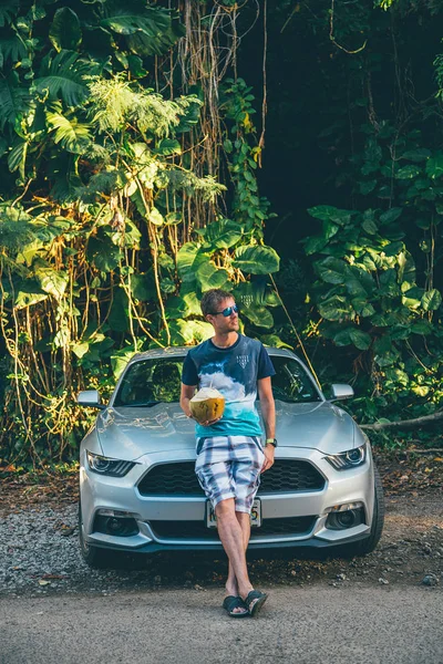 Jonge Man Staande Door Ford Mustang Het Eiland Kauai Hawaï — Stockfoto