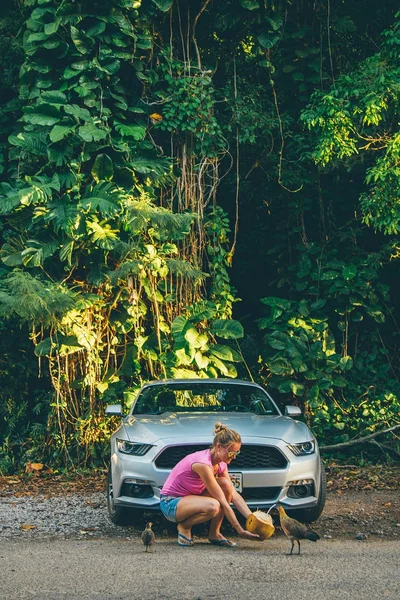 Jong Meisje Permanent Door Ford Mustang Auto Bedrijf Een Kokosnoot — Stockfoto
