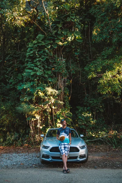 Νεαρός Στέκεται Από Ford Mustang Στο Νησί Kauai Της Χαβάη — Φωτογραφία Αρχείου
